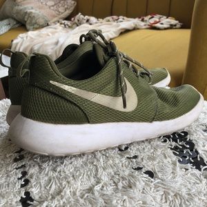 Nike Roshe Women’s Sneaker